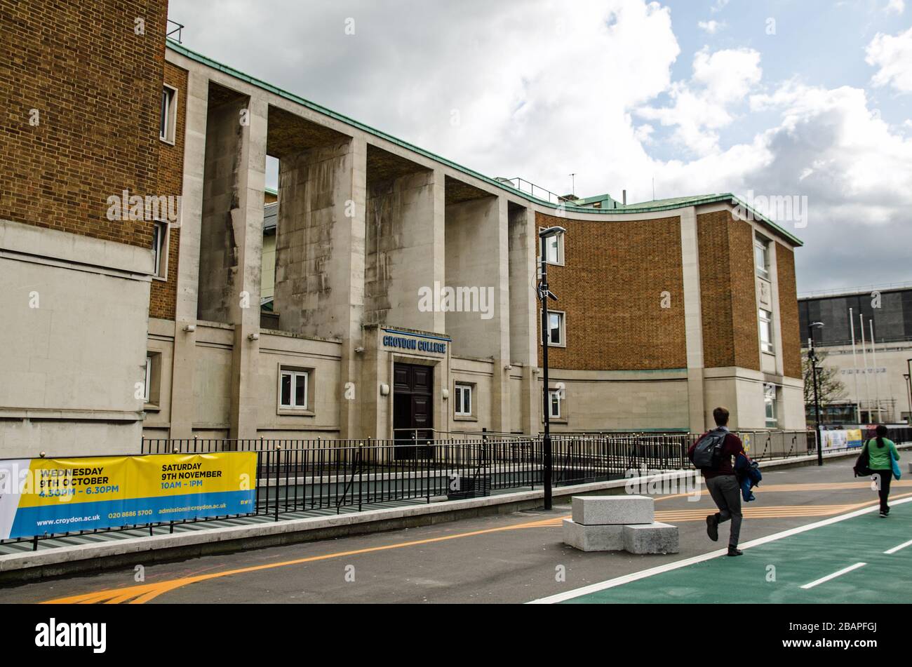 Croydon College, College, Croydon, Londres, enseignement, enseignement supérieur, enseignement supérieur, extérieur, façade, extérieur, entrée, bannière, gens, paver Banque D'Images