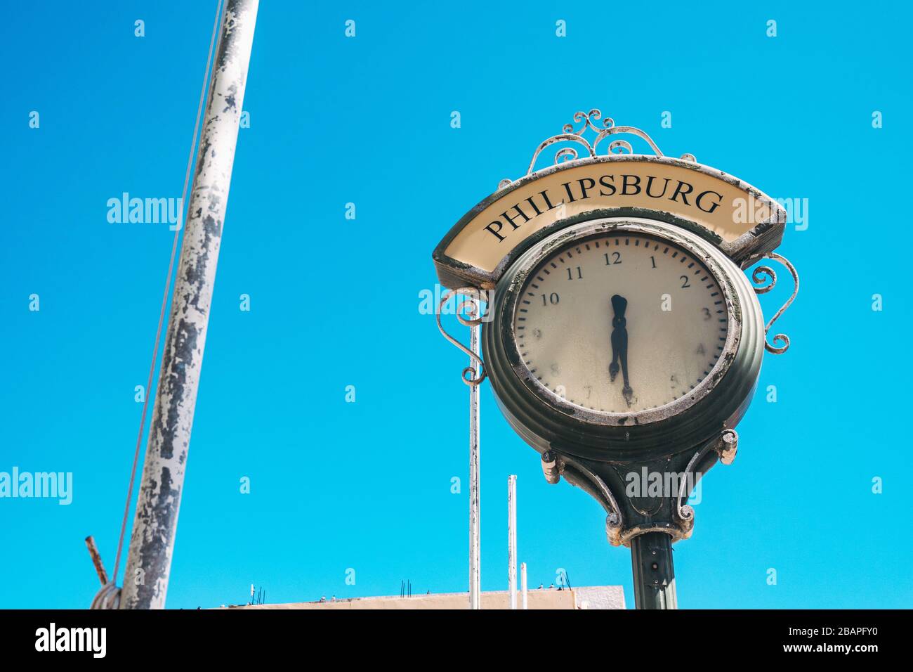 Une horloge publique brisée avec le mot "Philipsburg" au-dessus, dans la capitale de Sint Maarten, aux Caraïbes Pays-Bas Banque D'Images