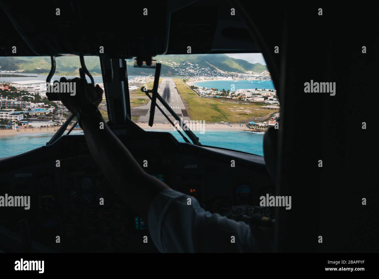 Un pilote saisit le levier d'accélération, à l'approche de l'aéroport international St-Martin Princess Juliana dans un Twin Otter DHC-6 Banque D'Images