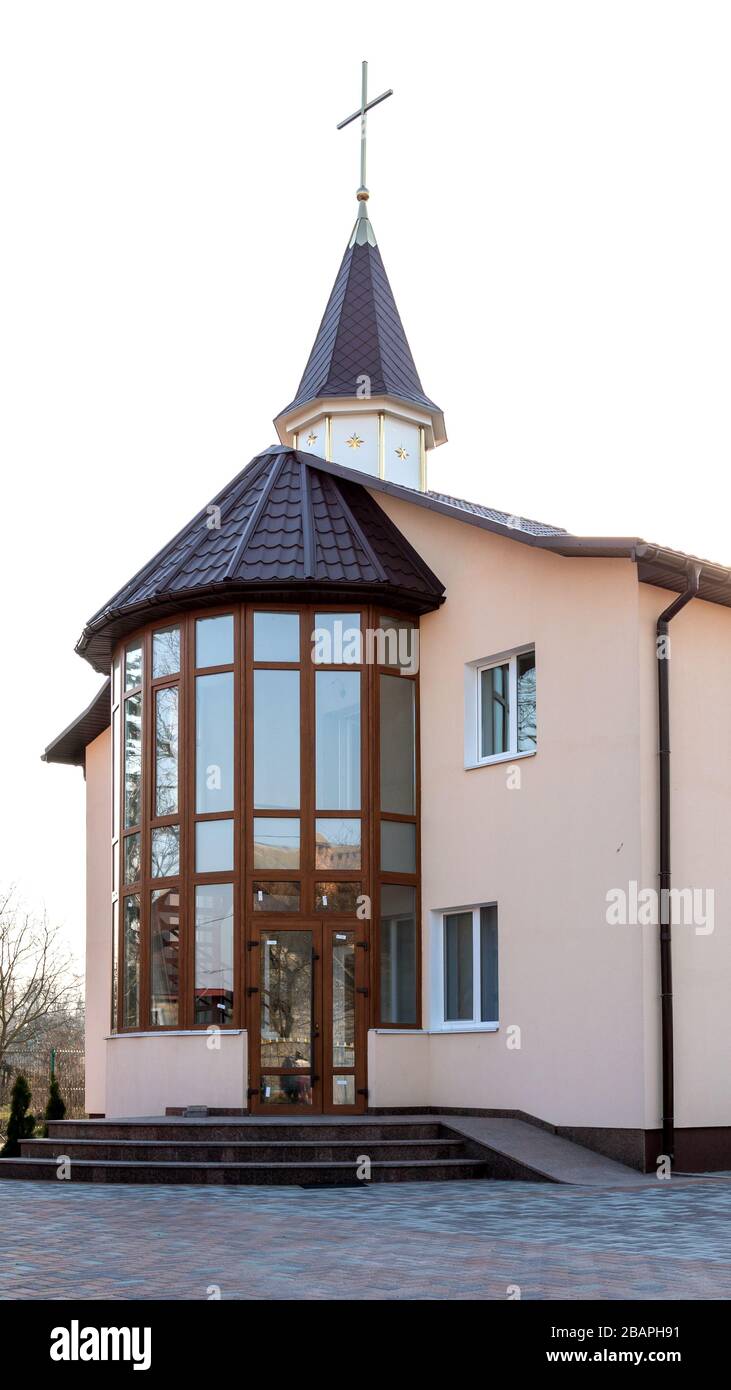 Bâtiment de l'église protestante moderne ou évangélique du septième jour. Isolé sur blanc. Prise de vue verticale. À l'extérieur. Banque D'Images