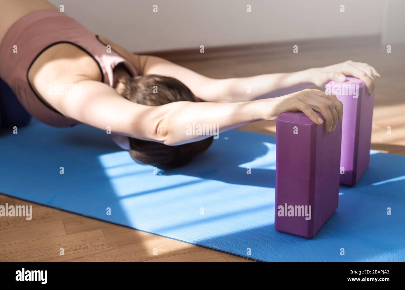Une femme pratique le yoga à la maison. Asana pour un corps sain. Banque D'Images