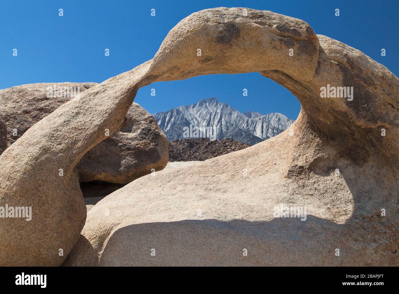 Lone Pine Peak à travers Mobius Arch, Alabama Hills, Lone Pine, Californie, États-Unis. Banque D'Images