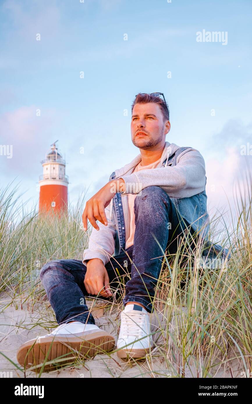 Phare de Texel au coucher du soleil Pays-Bas île néerlandaise Texel, couple visitez le phare , hommes et femmes en vacances Texel Banque D'Images