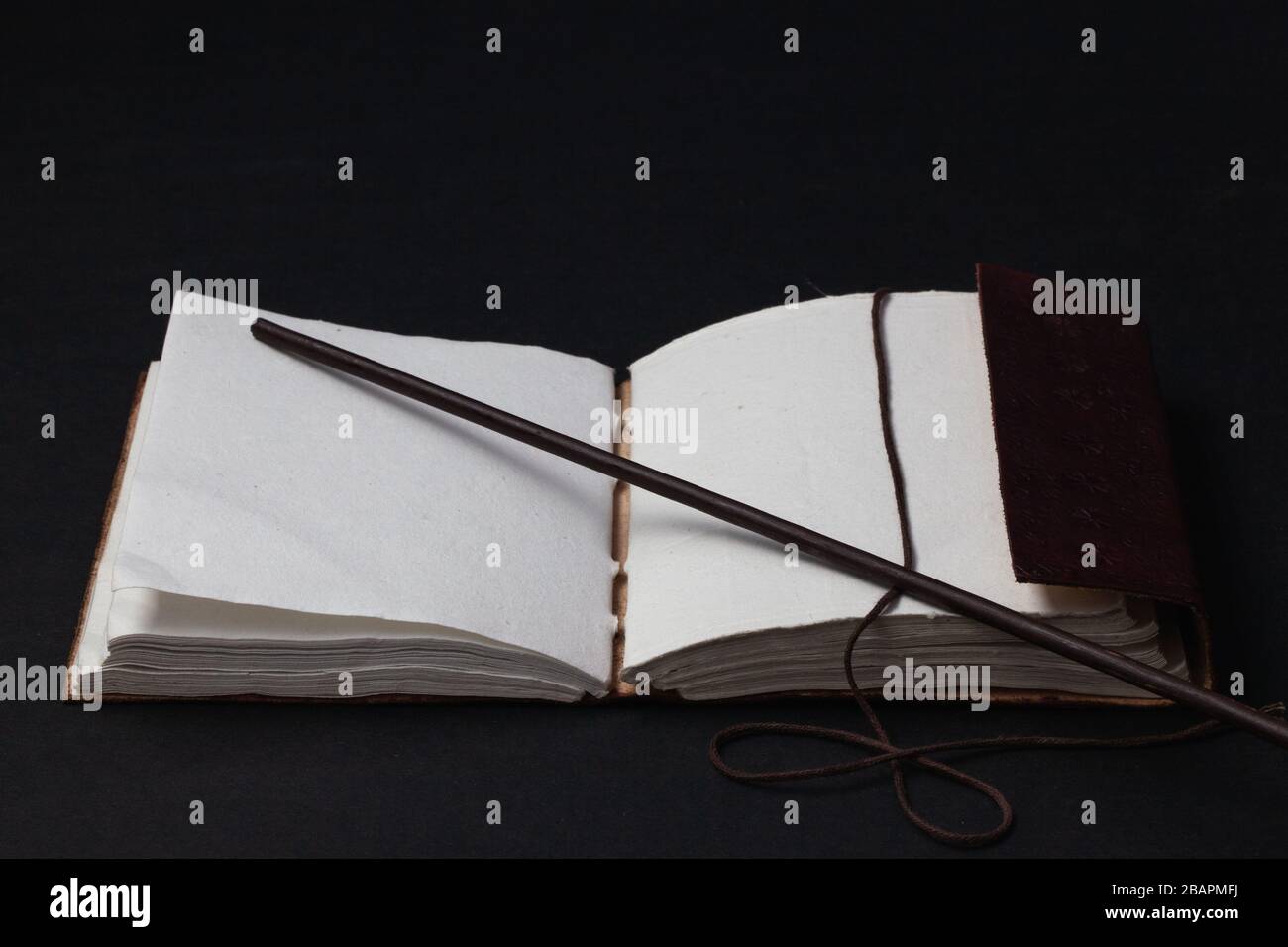 Image du livre magique ouvert sur la table dans la salle sombre. Banque D'Images