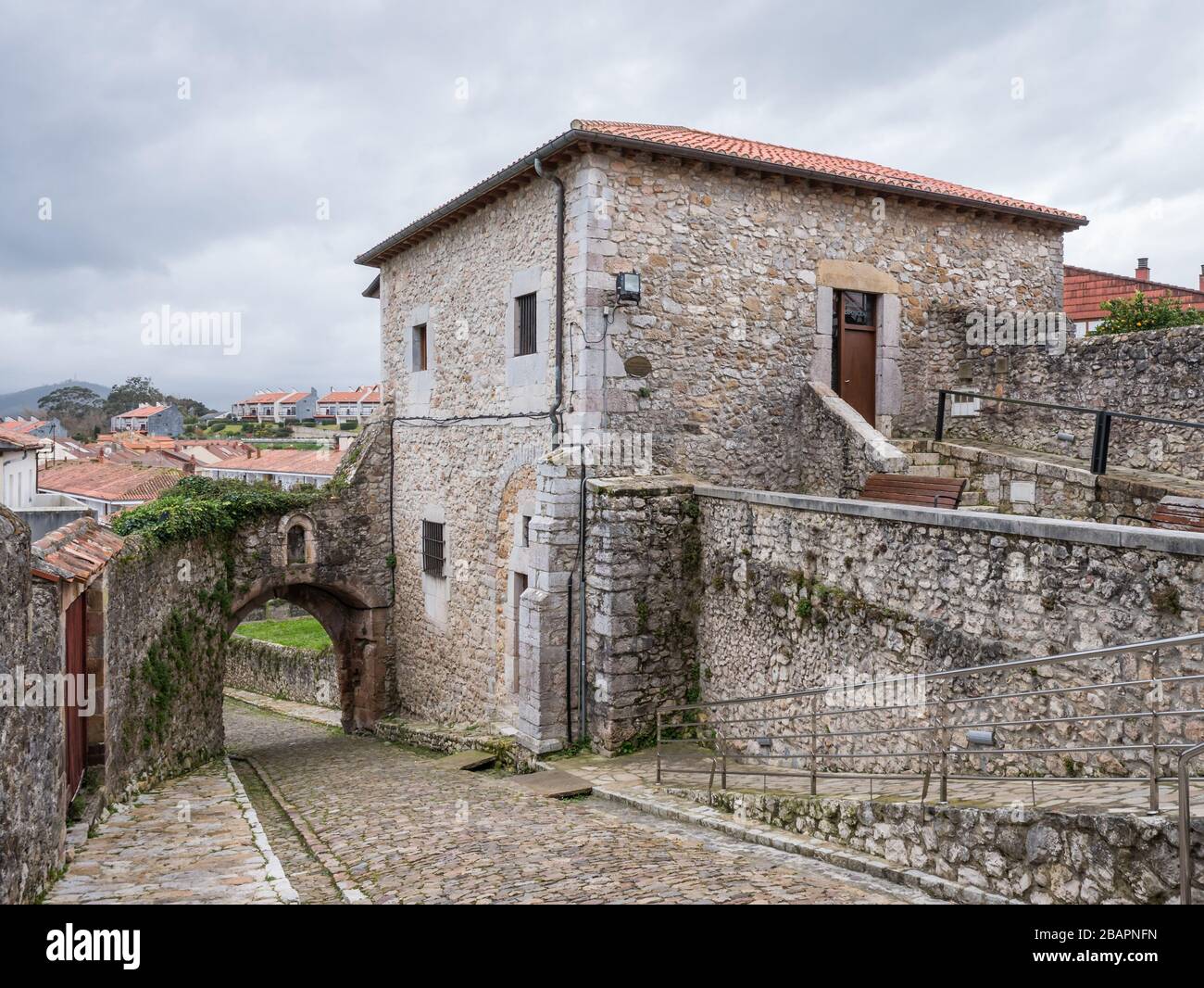 Vue sur la Tour Torre del Preboste et la Barrera ou la porte de Santander, à San Vicente de la Barquera, Cantabrie, Espagne Banque D'Images