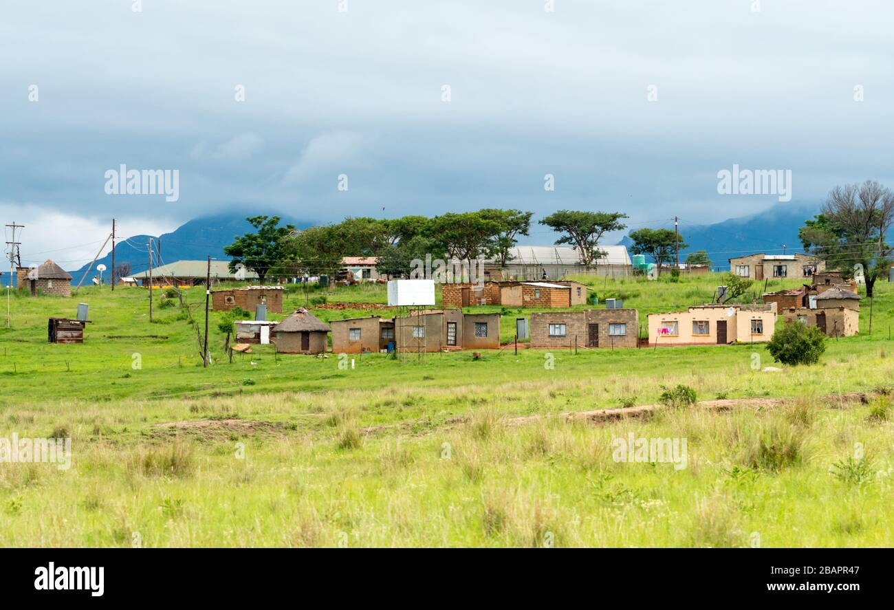 Communauté rurale sud-africaine et bâtiments d'un groupe dans la campagne à Kwazulu Natal, Afrique du Sud montrant le style de vie et l'environnement Banque D'Images