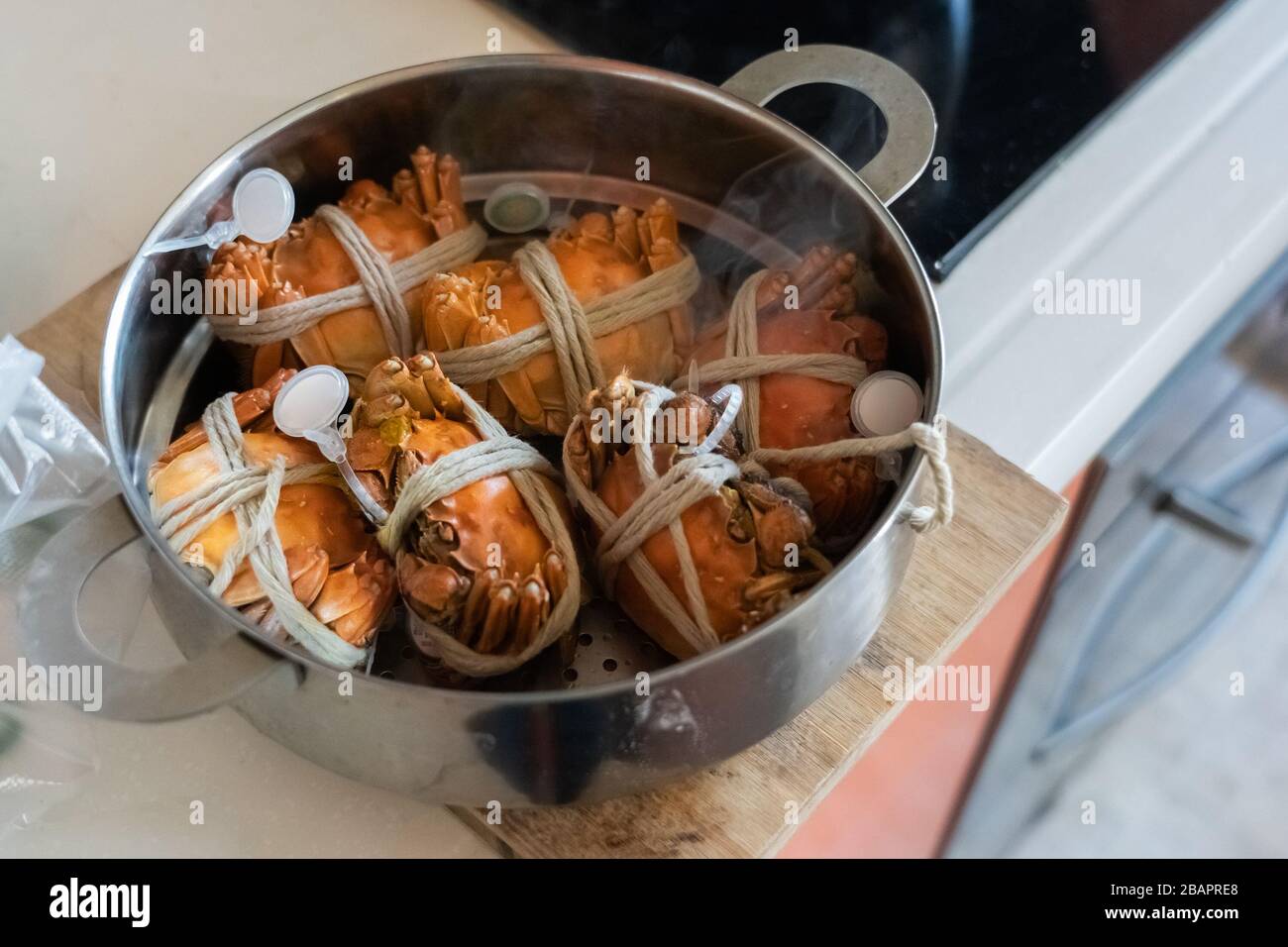 Crabe de la rivière Rouge à la vapeur. Crabe attaché dans le pot à vapeur cuit à la maison. Banque D'Images