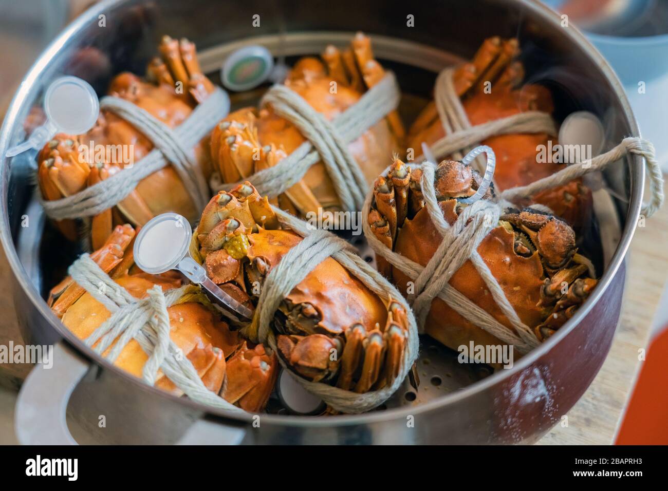 Crabe de la rivière Rouge à la vapeur. Crabe attaché dans le pot à vapeur cuit à la maison. Banque D'Images