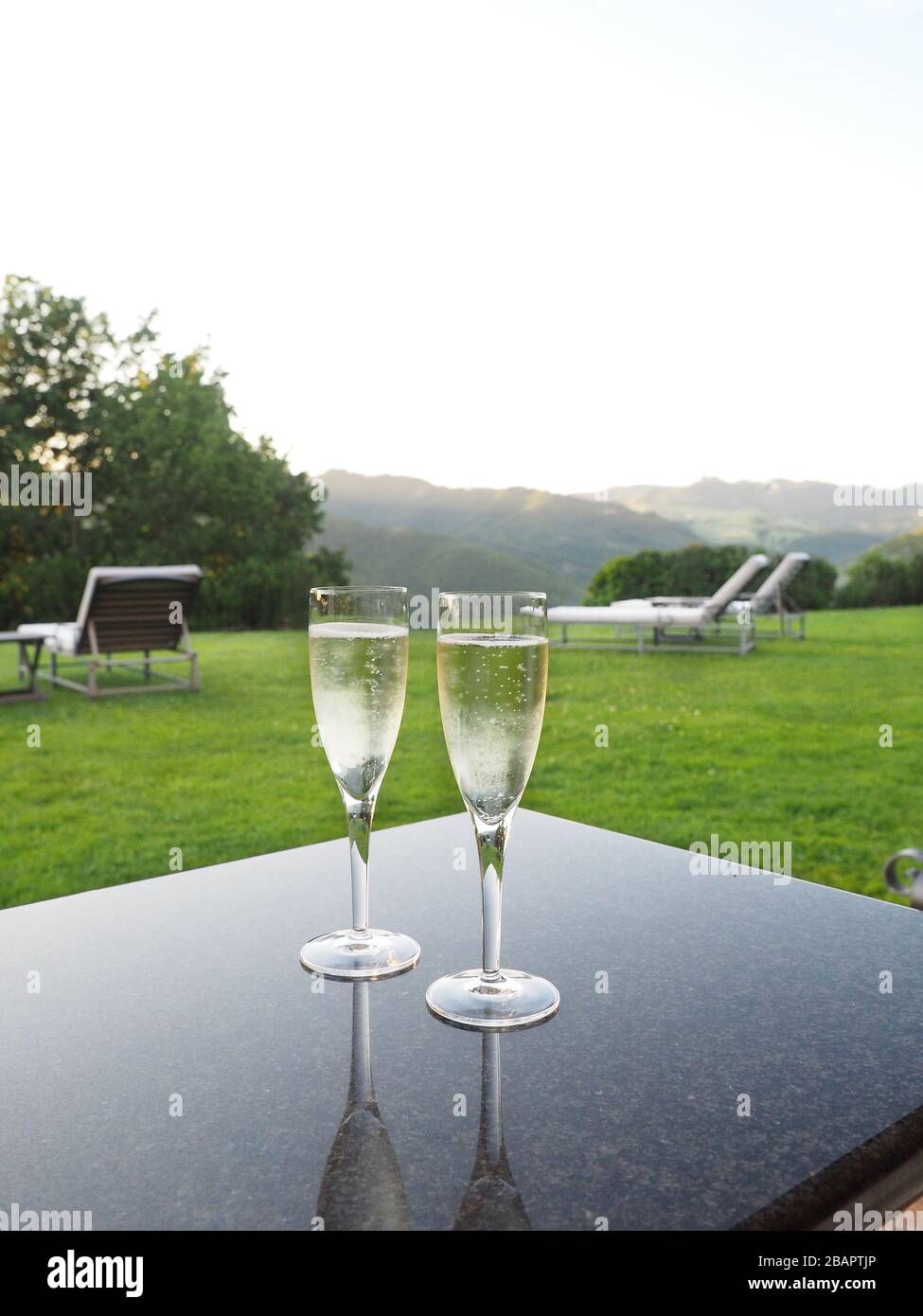 Deux verres de vin mousseux Prosecco, Ombrie, Italie, Europe Banque D'Images