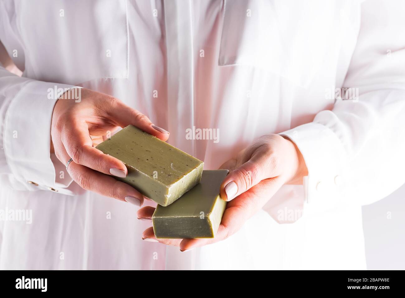 Une femme tenant du savon d'huile d'olive fait à la main . Concept de zéro déchet fait à la main Banque D'Images