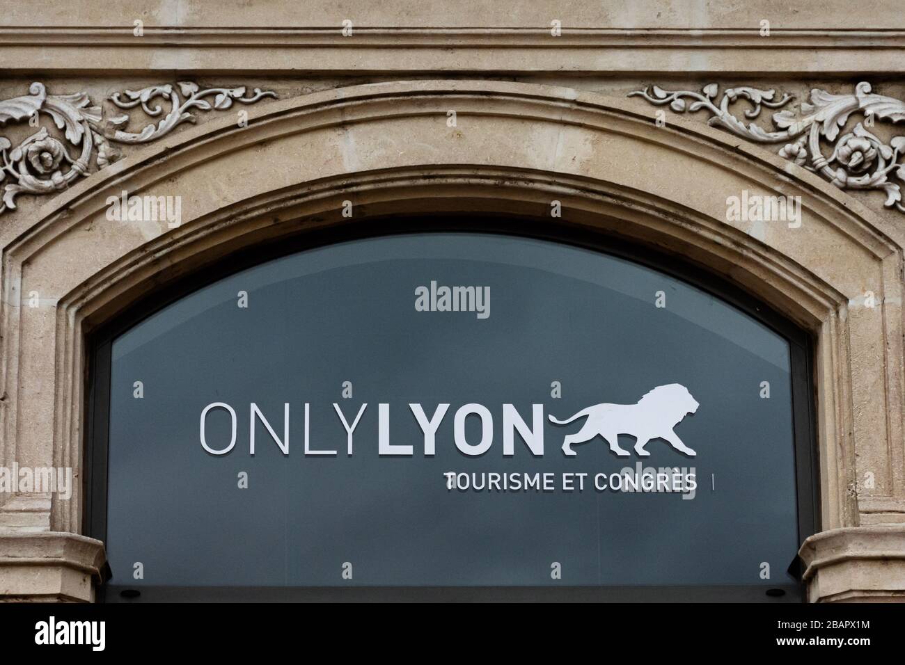 Seul Lyon signe à l'office de Tourisme de la place Bellecour le soir. C'est l'identité visuelle de marque utilisée pour la publicité touristique. Banque D'Images