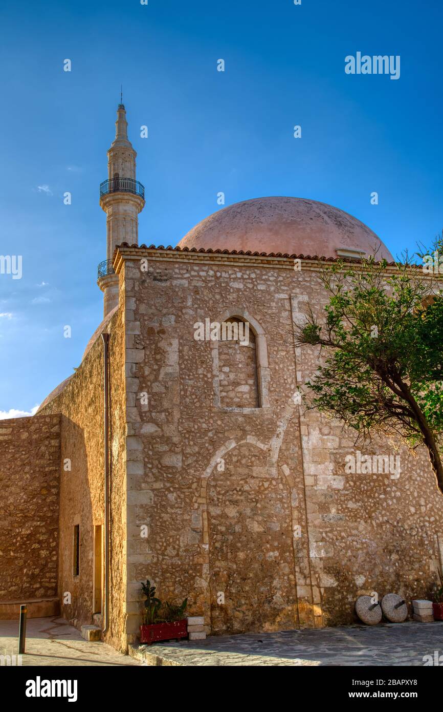 Mosquée de Néradize ou Gazi Hussein dans la ville de Rethymno sur l'île de Crète Banque D'Images
