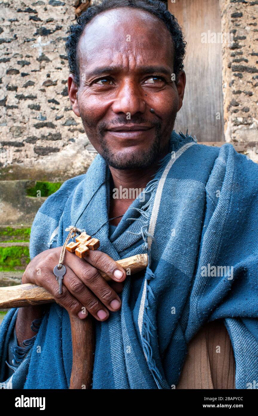 Debre Sina Beta Maryam église, lac Tana, Bahir Dar, Ethiopie. Un prêtre pose majestueusement avec sa croix à la porte du monastère Birgida Maryam sur o Banque D'Images