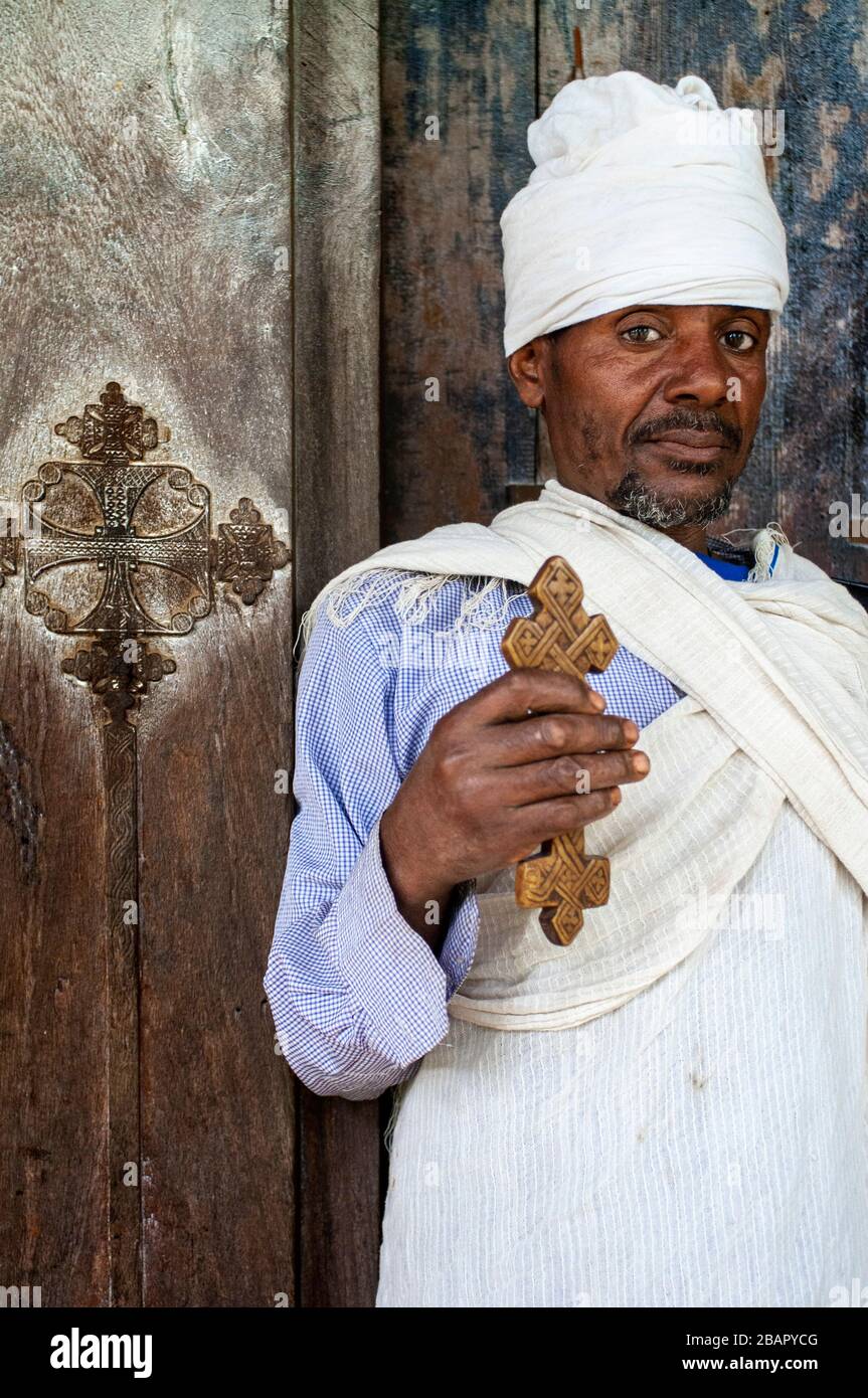 Debre Sina Beta Maryam église, lac Tana, Bahir Dar, Ethiopie. Un prêtre pose majestueusement avec sa croix à la porte du monastère Birgida Maryam sur o Banque D'Images