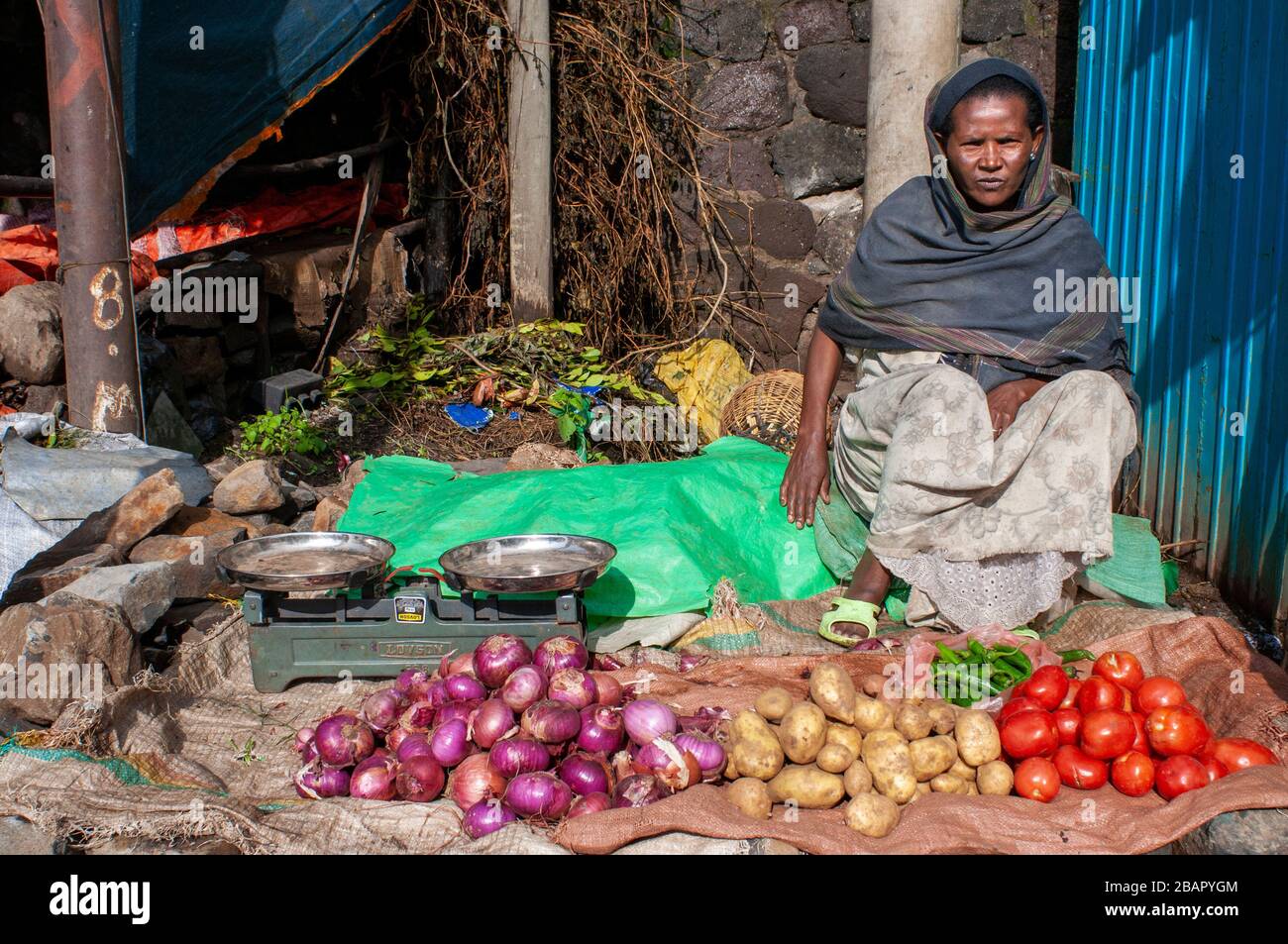 Scène de rue et vendeurs de nourriture dans la ville de Gondar, en Ethiopie. Gondar est l'un des sites les plus merveilleux au monde. Pas seulement pour son impressionnant Royal Pala Banque D'Images