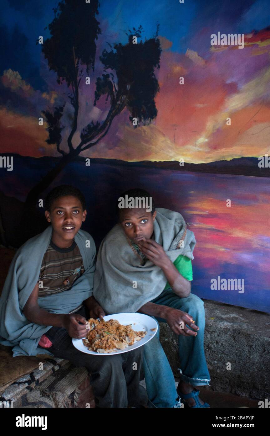 Invité local dans le restaurant four Sisters à Gondar, Ethiopie Banque D'Images