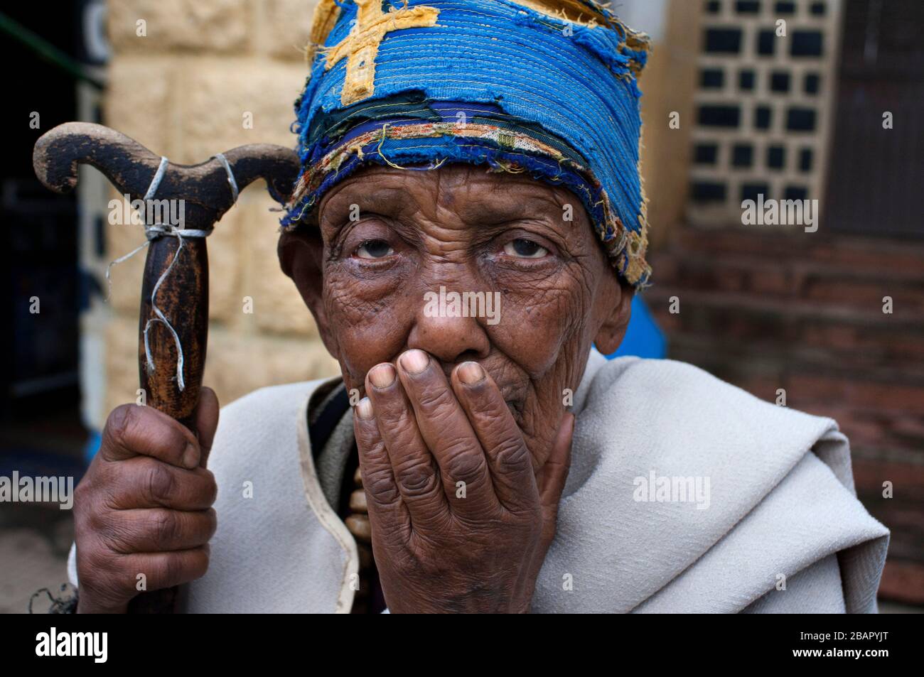 Vieille femme dans la scène de rue dans la ville de Gondar, Ethiopie. Gondar est l'un des sites les plus merveilleux au monde. Pas seulement pour son impressionnant Royal Pala Banque D'Images