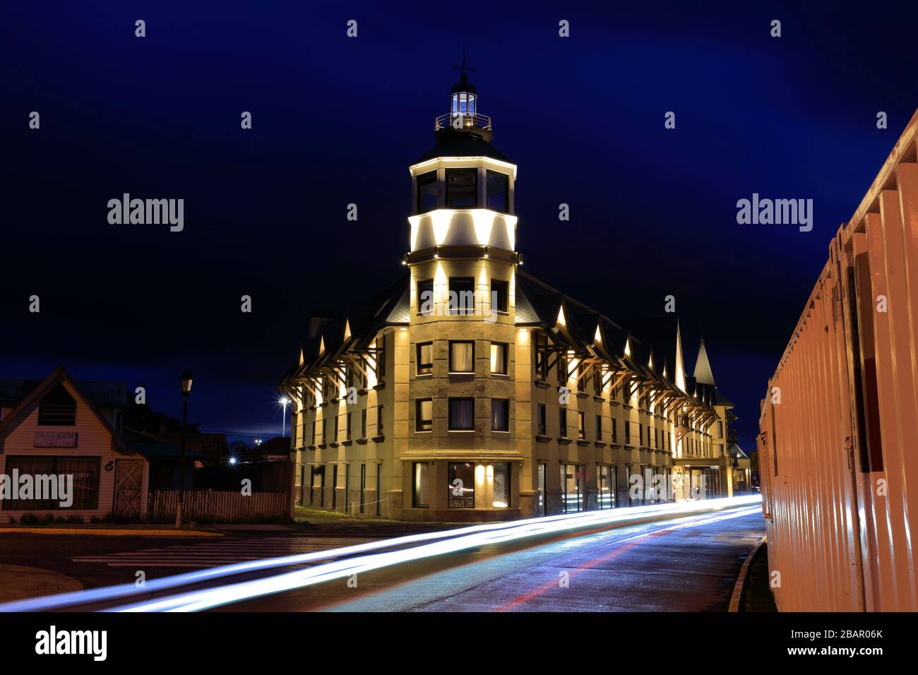 Avenue Pedro Montt la nuit, ville de Puerto Natales, Patagonie, Chili, Amérique du Sud Banque D'Images