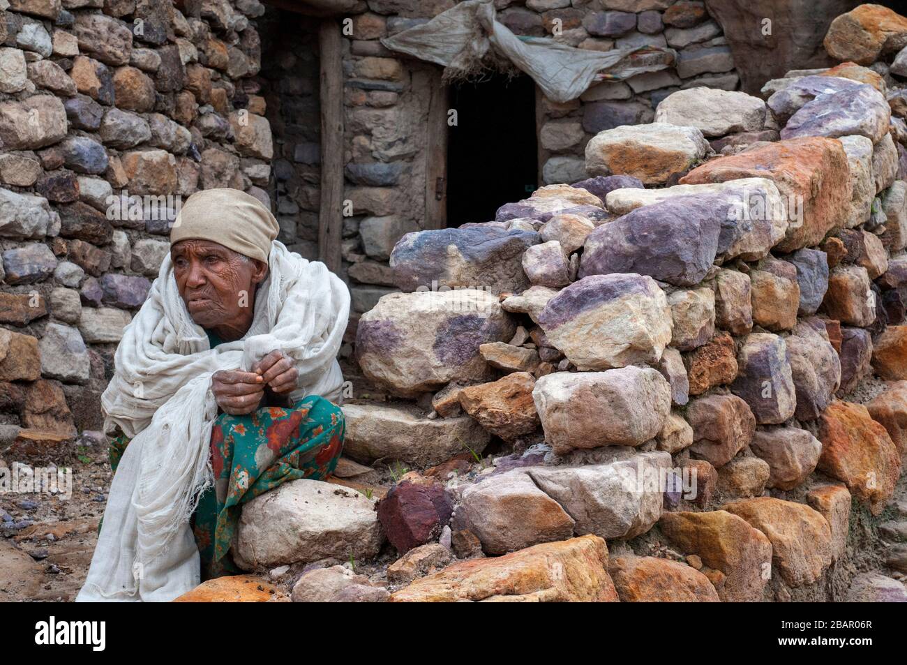 Nun vivant près des églises Maryam et Daniel Korkor, Gheralta montagnes, Tigray, Ethiopie. Montagnes de Gheralta, près de Hawzen, Tigray oriental, Ethiopie. Nu Banque D'Images