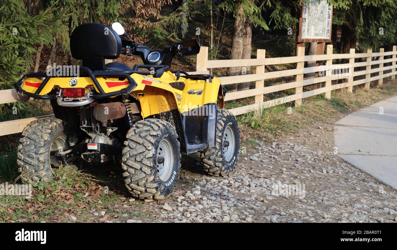 Ukraine, Yaremche - 20 novembre 2019: Photo d'un wagon jaune de la station VTT. Voiture à quatre roues. Véhicule tout-terrain à quatre roues, vélo. Excursions en montagne Banque D'Images