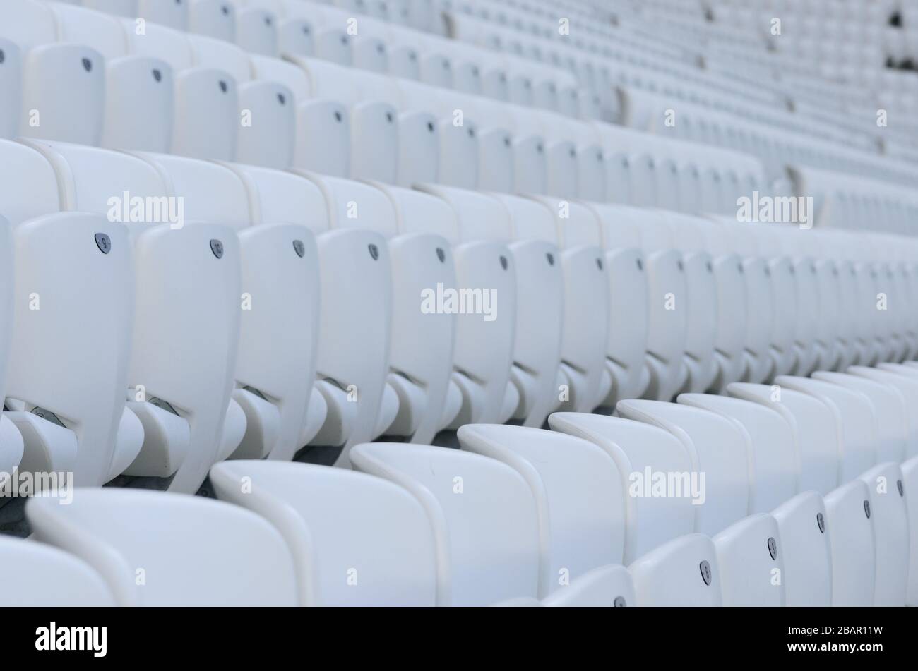 Des sièges blancs vides au stade de football américain pendant la période d'isolement Banque D'Images