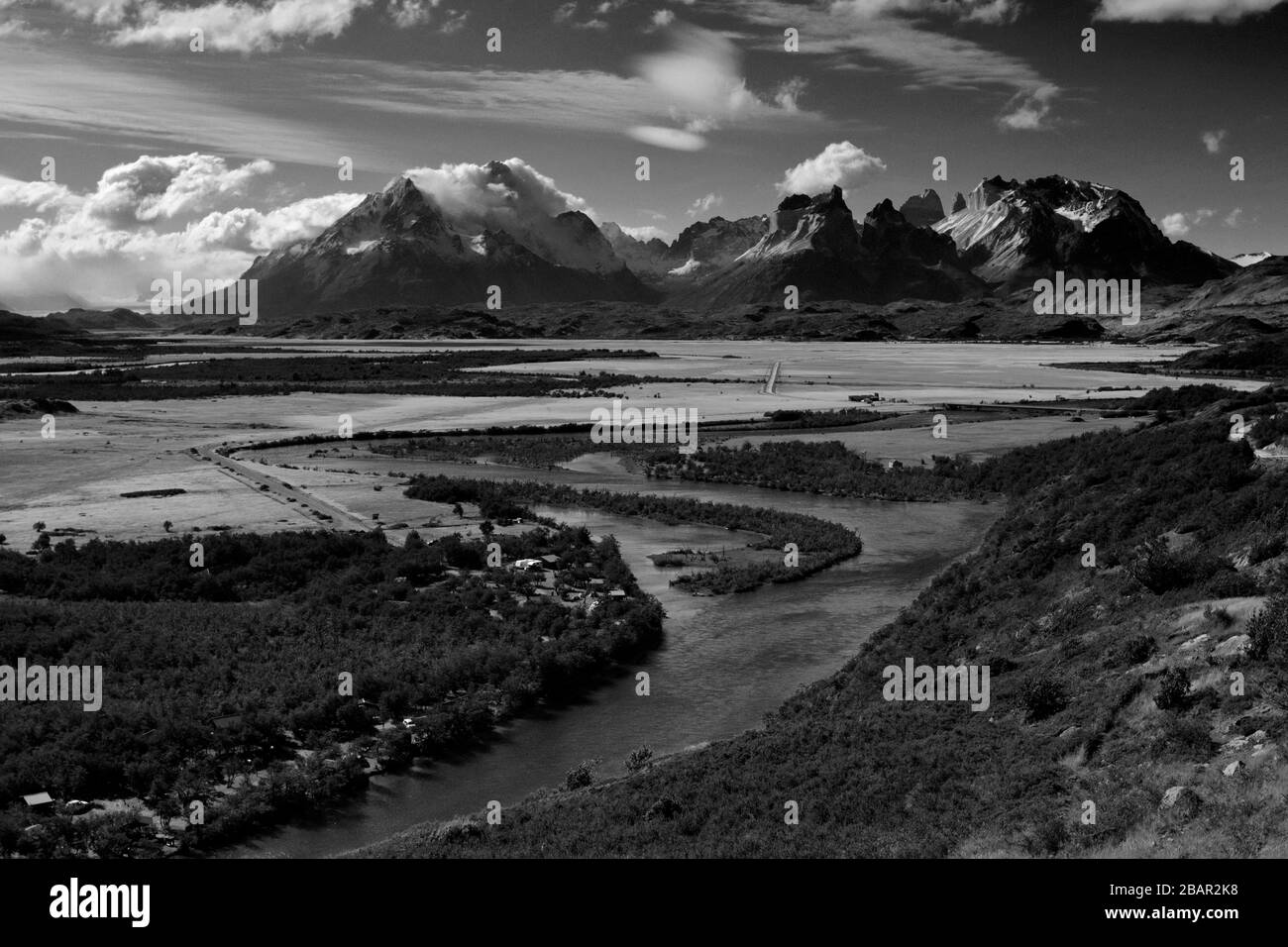 Vue sur le Cerro Paine Grande et la Cordillère de Paine sur la rivière Serrano, Torres de Paine, région de Magallanes, Patagonie, Chili Banque D'Images