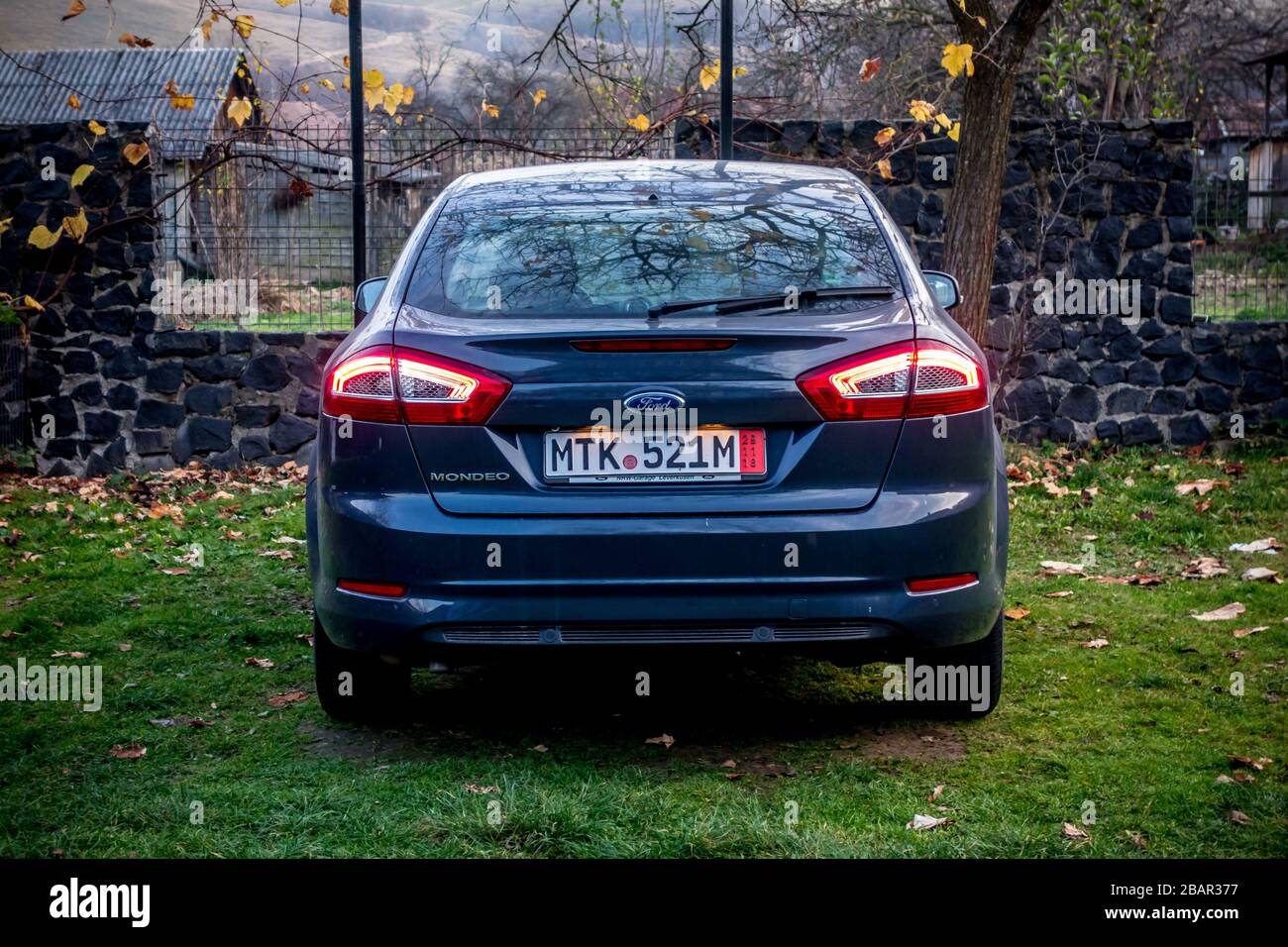 Magnifique berline Ford Mondeo MK 4 avec beaucoup d'équipement supplémentaire. Séance photo dans un parking près d'une forêt brune d'automne. Couleur grise avec chrome Banque D'Images