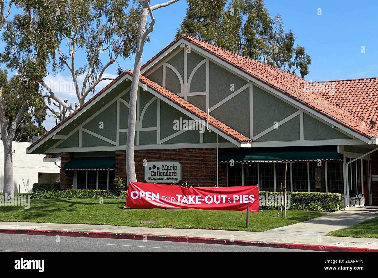 Vue générale du restaurant et boulangerie Marie Callender ouvert pour les commandes de départ uniquement dans le cadre de la pandémie mondiale COVID-19 du coronavirus, le samedi 28 mars 2020, à Monterey Park, Californie, États-Unis. (Photo par IOS/Espa-Images) Banque D'Images