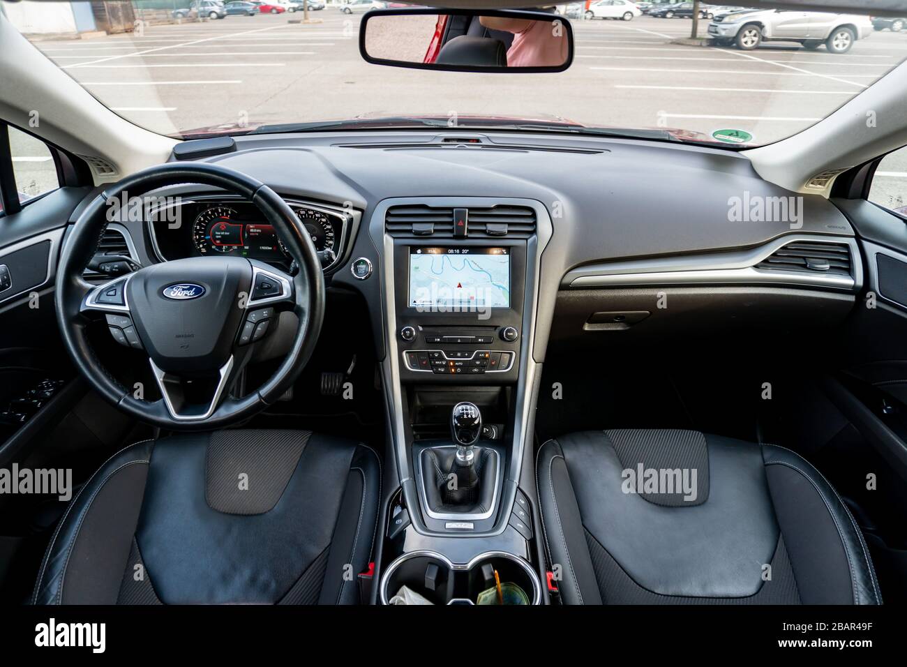 Tissus d'ameublement en cuir combinés à des matières textiles. L'intérieur luxueux d'un équipement Ford Mondeo Titanium 2017 Banque D'Images