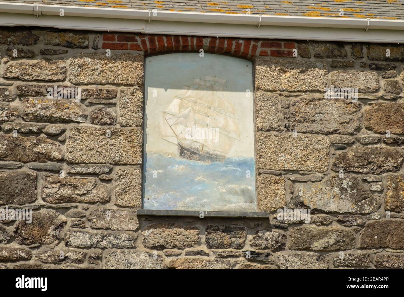 Peinture extérieure d'un vieux voilier au-dessus d'une fenêtre, sur un chalet dans le village de Cadgwith, Cornwall, Angleterre Banque D'Images