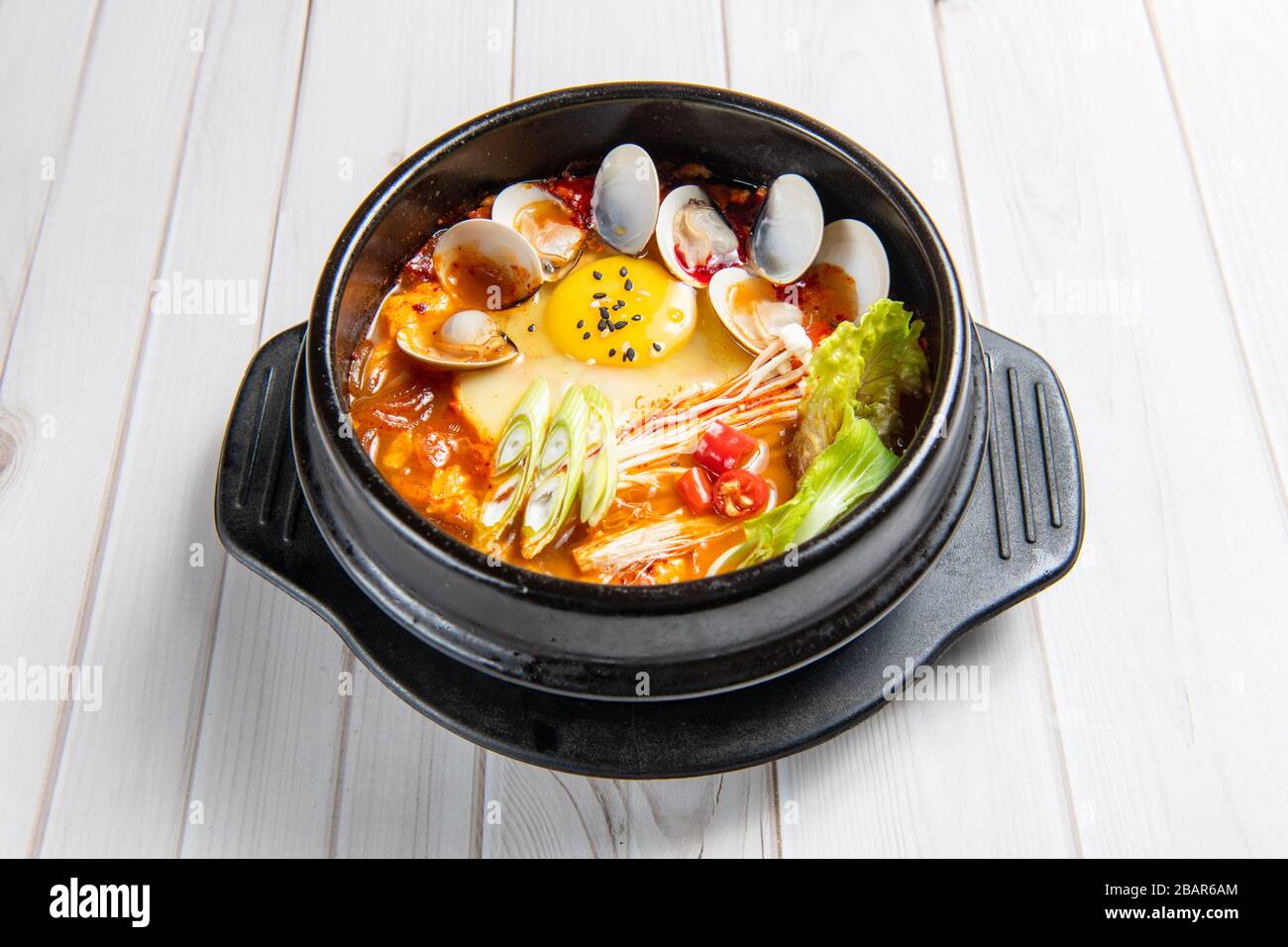 Le ragoût de kimchi jjigae ou de kimchi est un plat coréen composé de kimchi et d