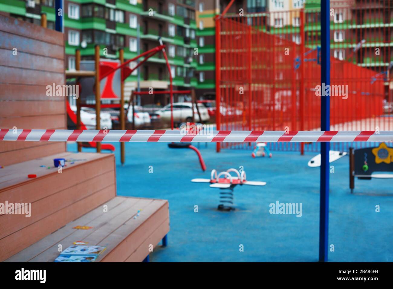 Aire de jeux pour enfants clôturée pendant la quarantaine du coronavirus ou du covid 19. Banque D'Images