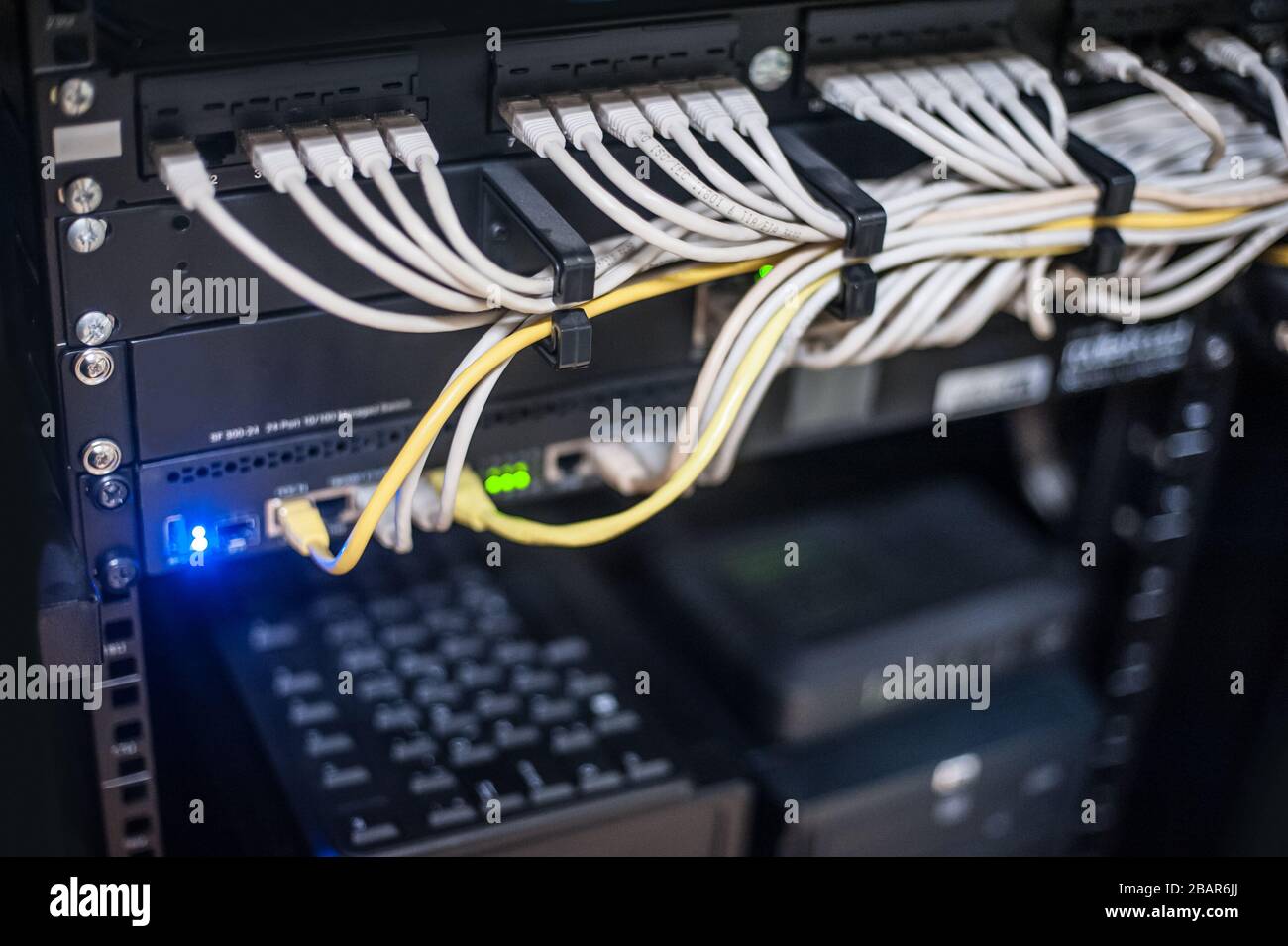 Serveur réseau, commutateur et routeurs. De nombreux fils connectent des  serveurs Internet. Racks avec équipement informatique Photo Stock - Alamy
