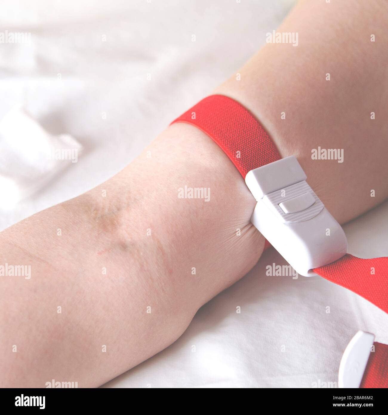 Veine de la femme prête pour l'injection intraveineuse pendant Banque D'Images