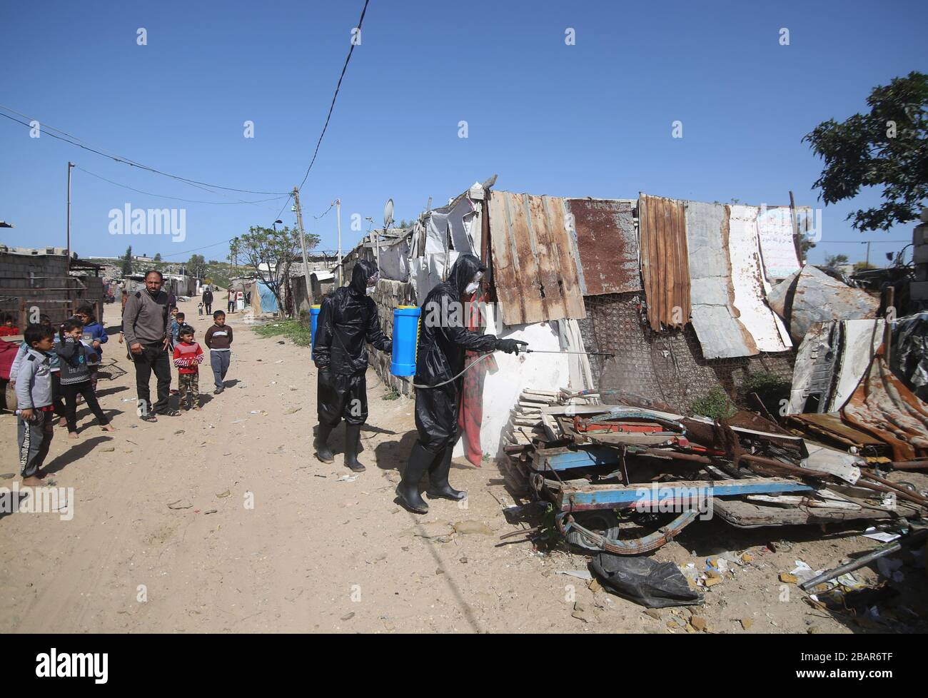 Gaza, Palestine. 29 mars 2020. Le 29 mars 2020, les travailleurs palestiniens ont effectué une opération de stérilisation à Nahr al-Bared, dans la ville de Khan Younis, dans le sud de la bande de Gaza. Crédit: Khaled Omar/Xinhua/Alay Live News Banque D'Images