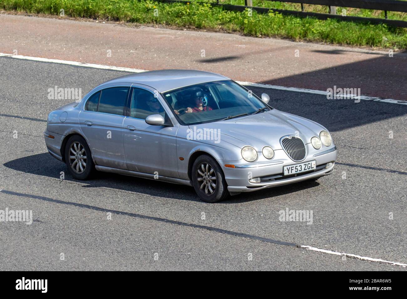 2003 Silver Jaguar S-Type V6 se Auto ; circulation routière, véhicules en mouvement, conduite de véhicules, routes, moteurs, automobile sur l'autoroute  , Royaume-Uni Banque D'Images