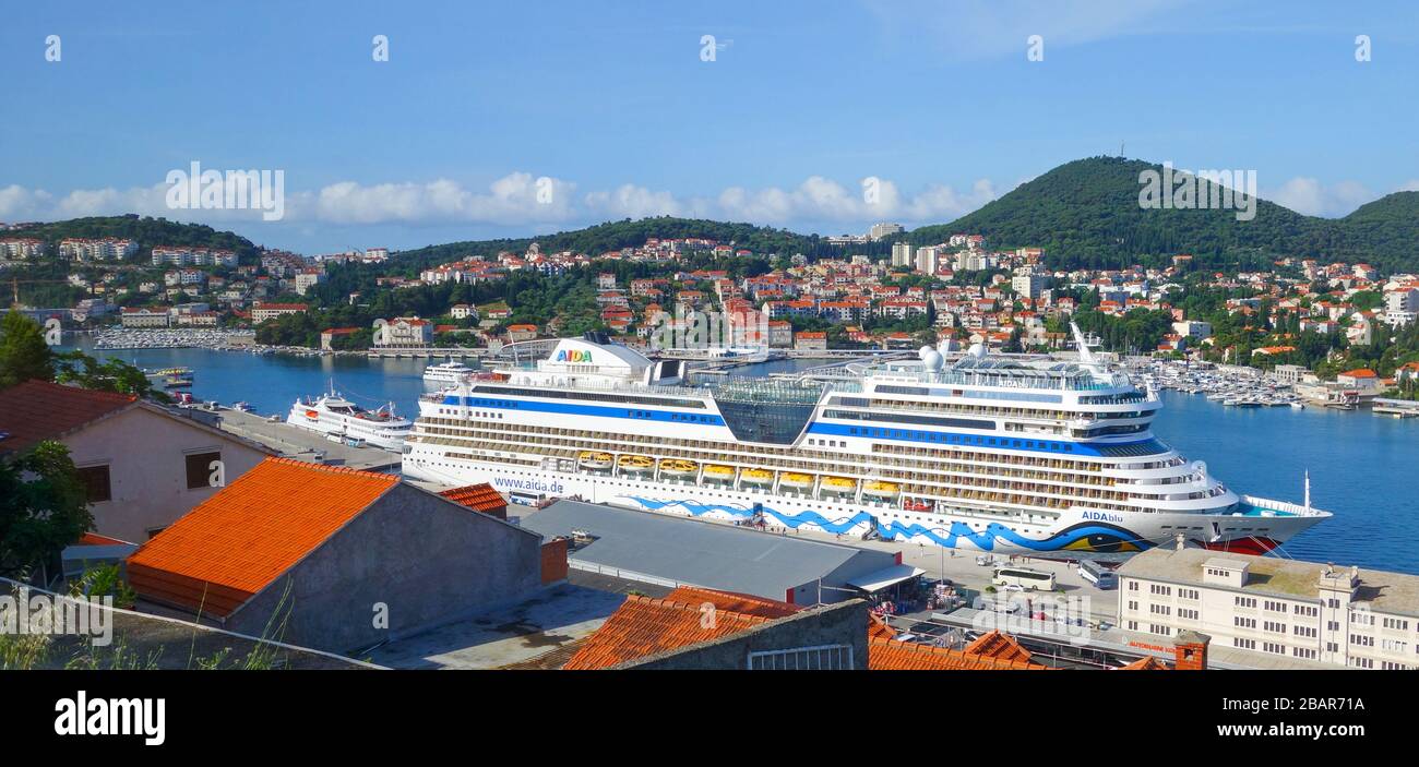 AIDAlu est un bateau de croisière de classe Sphinx, exploité par la ligne de croisière allemande AIDA Cruises, amarré à Dubrovnik, Croatie Banque D'Images