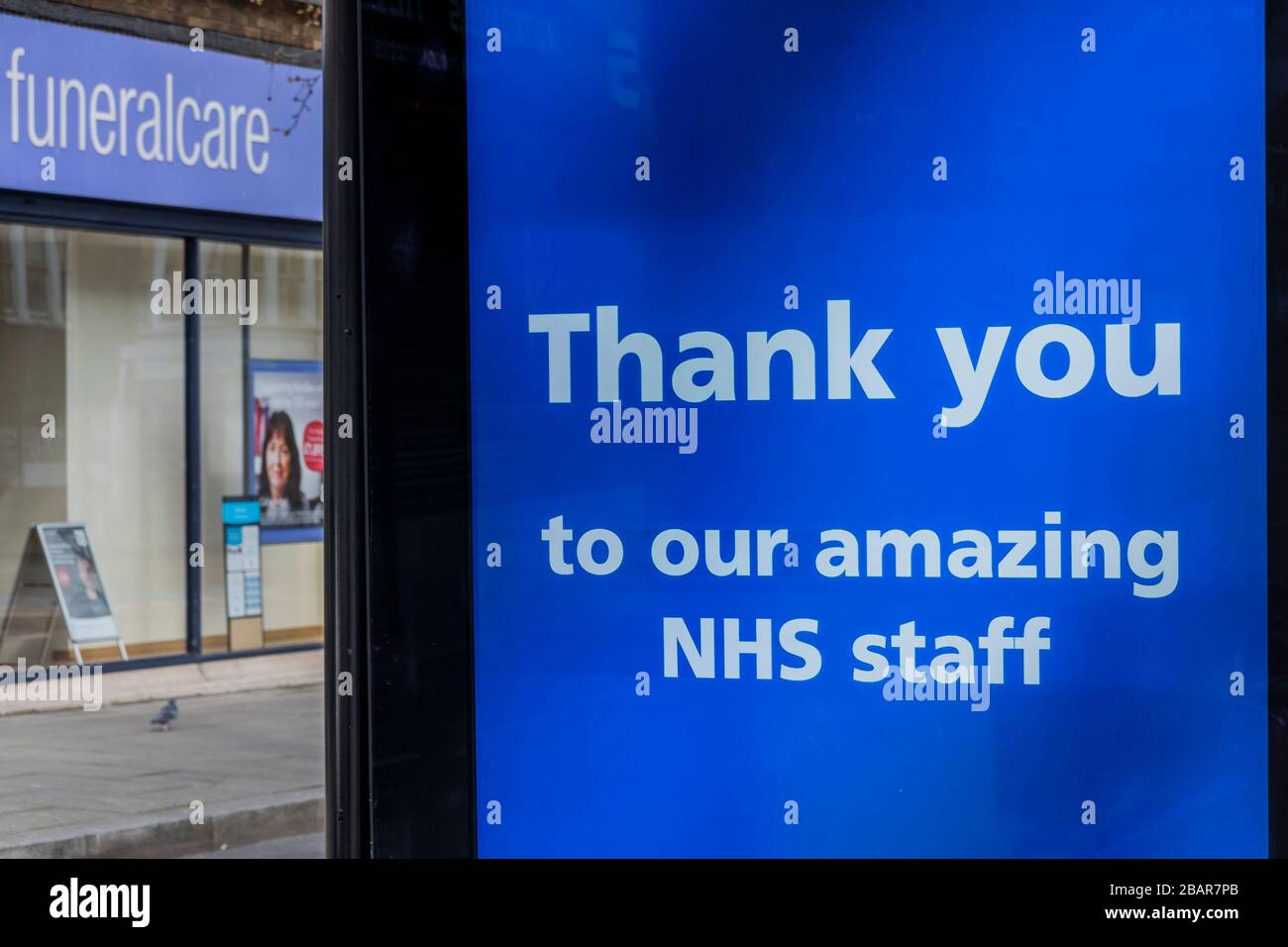 Londres, Royaume-Uni. 29 mars 2020. Des panneaux publicitaires sont donnés sur les avertissements et les messages de soutien pour le personnel du NHS, celui-ci malheureusement un peu près d'une entreprise de soins funéraires CO-OP - la plupart de la pratique distanciation sociale. Le « verrouillage » se poursuit à Clapham - Coronavirus (Covid 19) à Londres. Crédit: Guy Bell/Alay Live News Banque D'Images