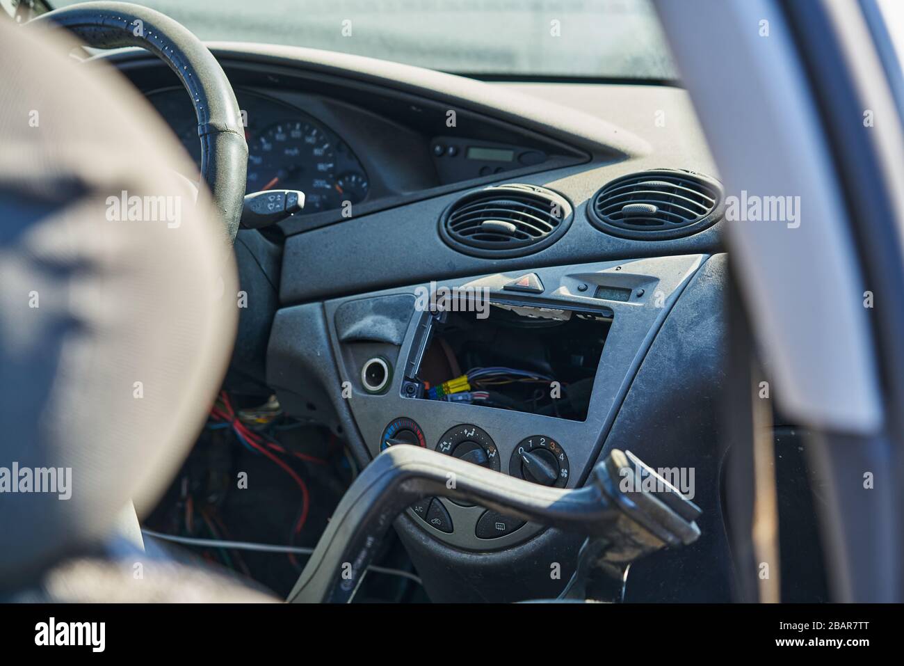 Tableau de bord démonté dans la voiture. Banque D'Images