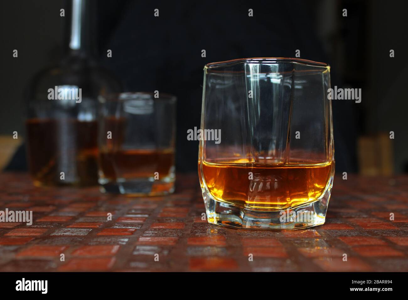 Verre de whisky scotch ou brendy sur fond sombre Banque D'Images