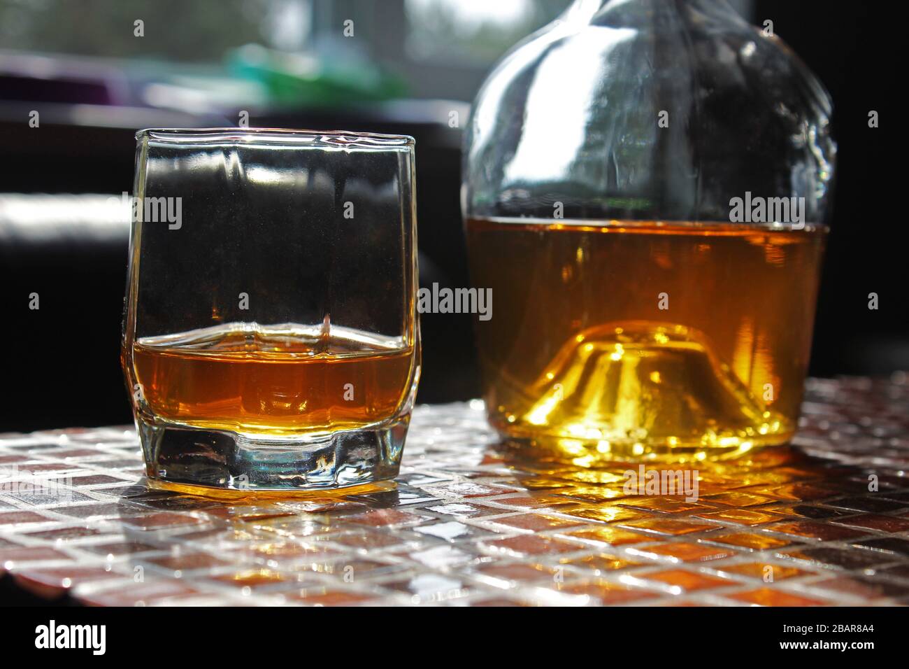 Verre de whisky scotch ou brendy sur fond sombre Banque D'Images