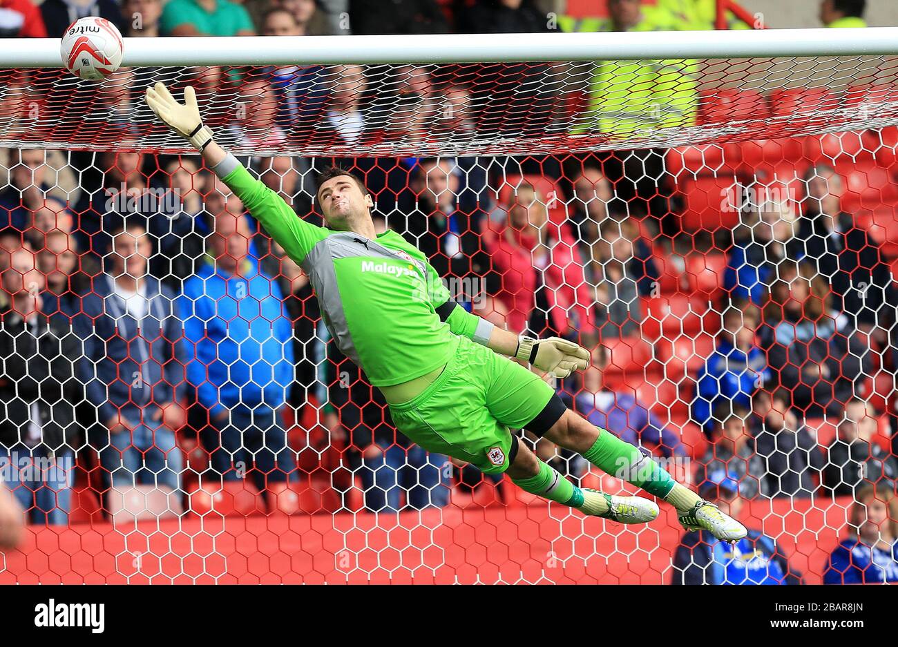 David Marshall plonge en vain dans la ville de Cardiff alors que Andy Reid de Nottingham Forest l'a passé pour le premier but Banque D'Images