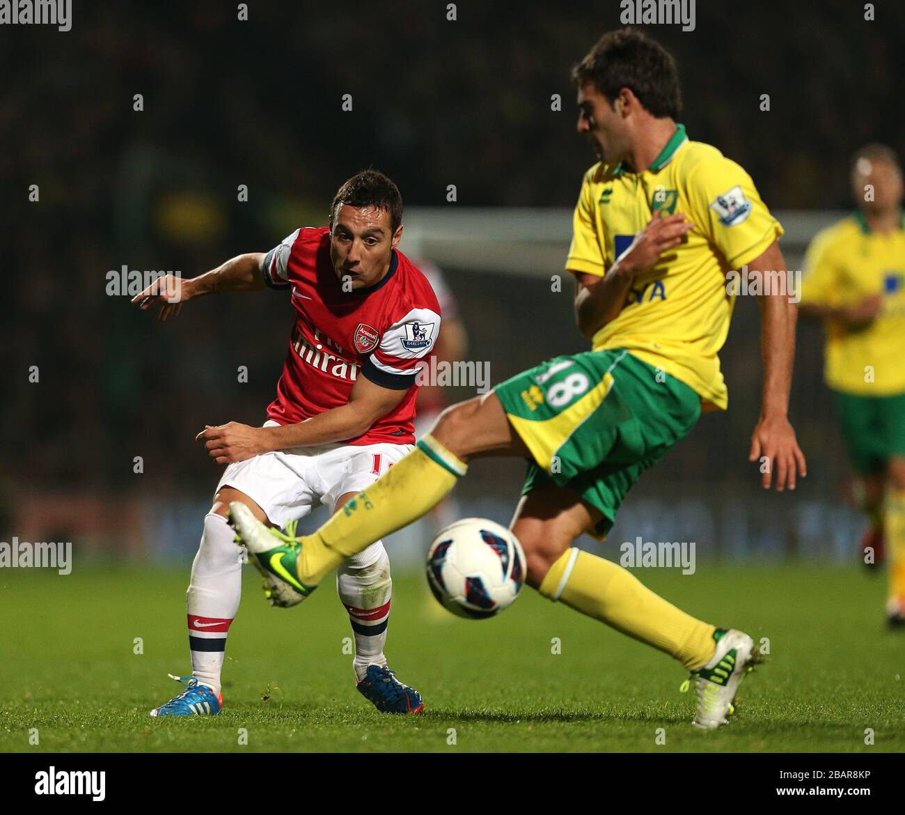 Les combats d'Arsenal Santi Cazorla (à gauche) et de Norwich City Javier Garrido (à droite) pour le ballon Banque D'Images