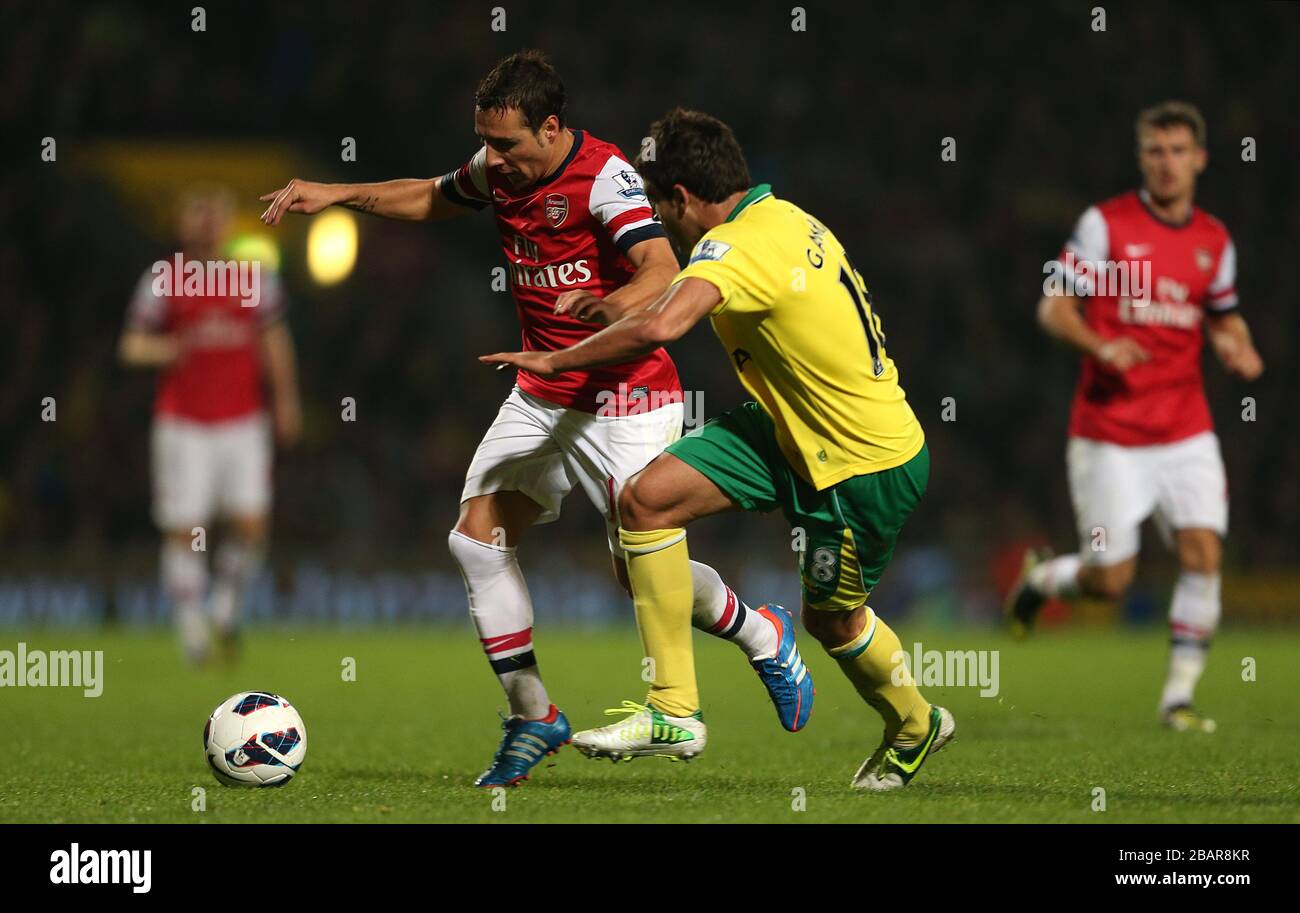 Les combats d'Arsenal Santi Cazorla (à gauche) et de Norwich City Javier Garrido (à droite) pour le ballon Banque D'Images
