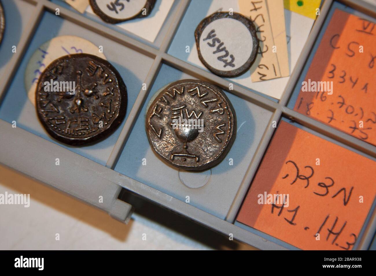 Anciennes pièces d'argent juives de la deuxième période du Temple photographiées à l'Autorité des Antiquités d'Israël Banque D'Images