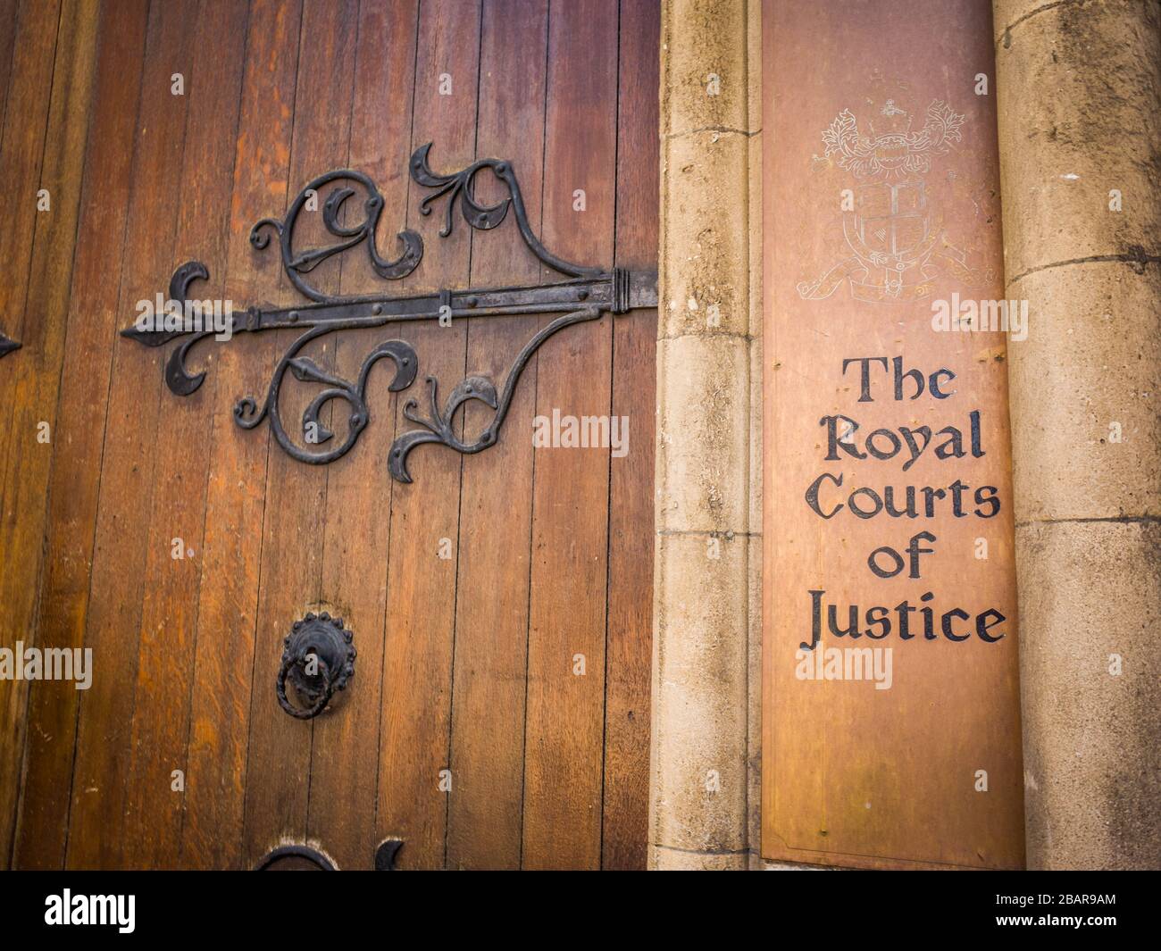 Les cours royales de justice, un bâtiment imposant de la cour de justice gothique abritant la Haute Cour et la Cour d'appel du Royaume-Uni Banque D'Images