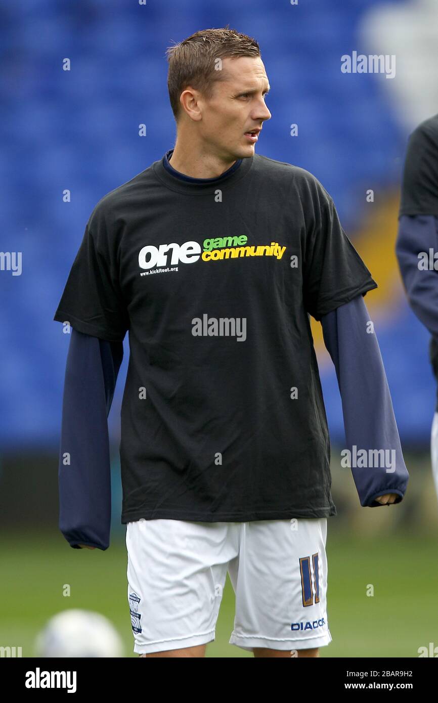 Peter Lovenkrands de Birmingham City porte un t-shirt de campagne anti-racisme « Kick it out » pour la communauté de jeux pendant le préchauffage Banque D'Images