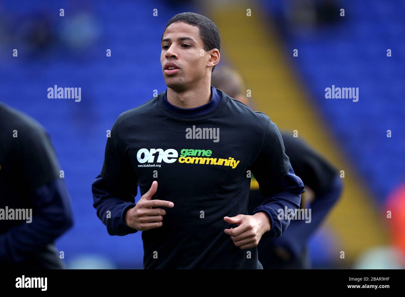 Curtis Davies, de Birmingham City, porte un t-shirt de campagne anti-racisme « Kick it Out » pour la communauté de jeux pendant le réchauffement Banque D'Images