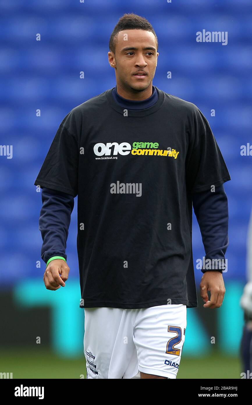 Nathan Redmond, de Birmingham City, porte un t-shirt de campagne anti-racisme « Kick it Out » One Game Community lors de l'échauffement Banque D'Images