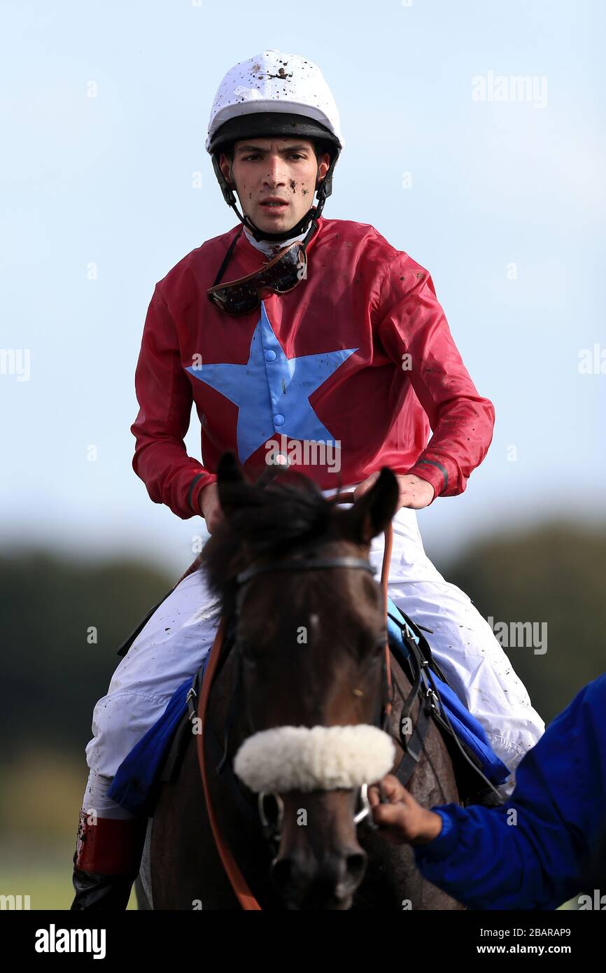 La veste de tir et le jockey Antioco Murgia sont ramènent aux écuries après leur deuxième place dans la pépinière gagnante numéros 01159 500500 DG Cars Banque D'Images